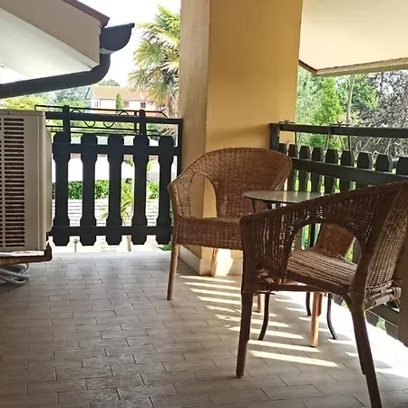 Villa Con Porticato Sul Prato Albarella Island