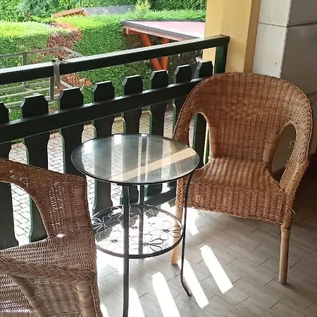Con Porticato Sul Prato
